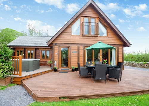 Spacious, light, all wood luxury lodge in tranquil location at head of lake.