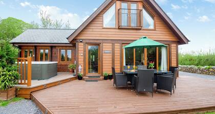 Spacious, light, all wood luxury lodge in tranquil location at head of lake.