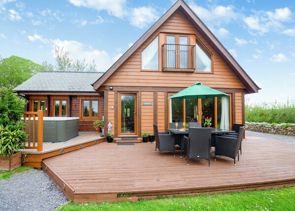 Outdoor dining - Spacious, light, all wood luxury lodge in tranquil location at head of lake. (Anglesey)