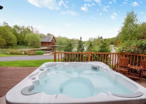 Spacious, light, all wood luxury lodge in tranquil location at head of lake.