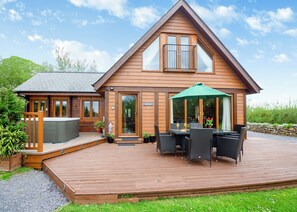Outdoor dining - Spacious, light, all wood luxury lodge in tranquil location at head of lake. (Anglesey)