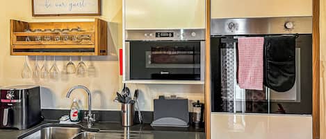 Refrigerador, horno, parrilla de estufa y tostadora