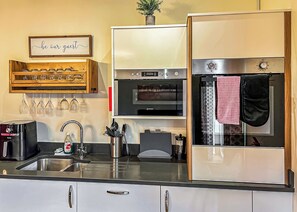 Oven - 1 bedroom accommodation in Flaxton (Flaxton)