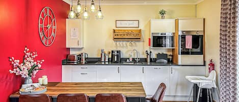 Refrigerador, horno, parrilla de estufa y tostadora