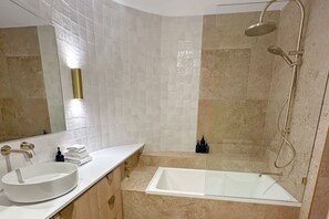 Combined shower/bathtub - Penthouse 23 - The Cove (Noosa)