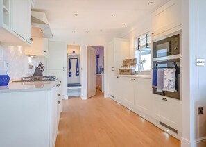 Køleskab, ovn, kogeplade, brødrister