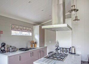 Réfrigérateur, un four, surface de cuisson, grille-pain