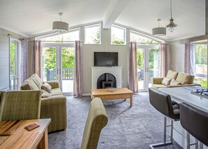 TV - New in 2019 three bedroomed lodge. (Hoddesdon)