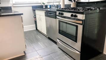 Een koelkast, een microgolfoven, een oven, een kookplaat