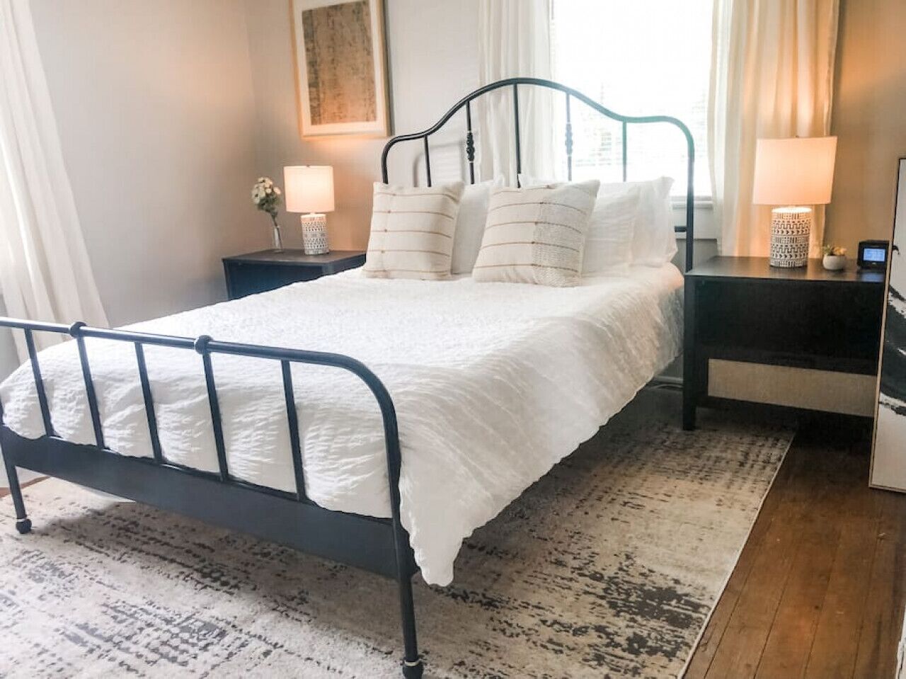 4 quartos, escrivaninha, ferros/tábuas de passar roupa