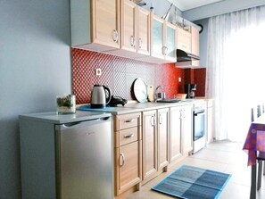 Fridge, oven, coffee/tea maker, toaster