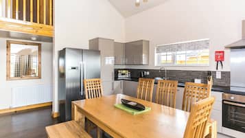 Fridge, oven, stovetop, dishwasher