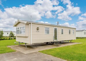 Exterior - Grange Silver 3 (Pet) (Mablethorpe)