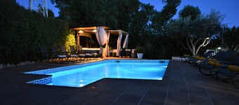 15 min. by car / Sitges. Villa Ilusión 16 people. XXL Pool by Weekly Villas.