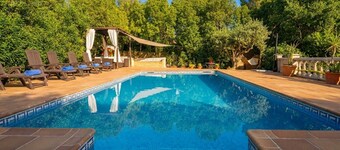 15 min. by car / Sitges. Villa  Ilusión  16 people. XXL  Pool by Weekly Villas.