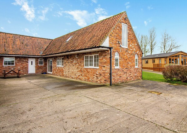 Exterior - Three bedroomed holiday cottage. (Swinethorpe, Nr Lincoln)
