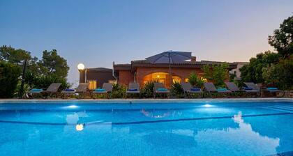 Villa Sitges Soledad 15 minutes drive from Sitges. A/C. XXL swimming pool. 12 p.