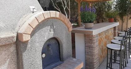 Villa Sitges Soledad 15 minutes drive from Sitges. A/C. XXL swimming pool. 12 p.