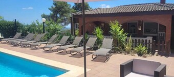 Villa Sitges Soledad 15 minutes drive from Sitges. A/C. XXL swimming pool. 12 p.