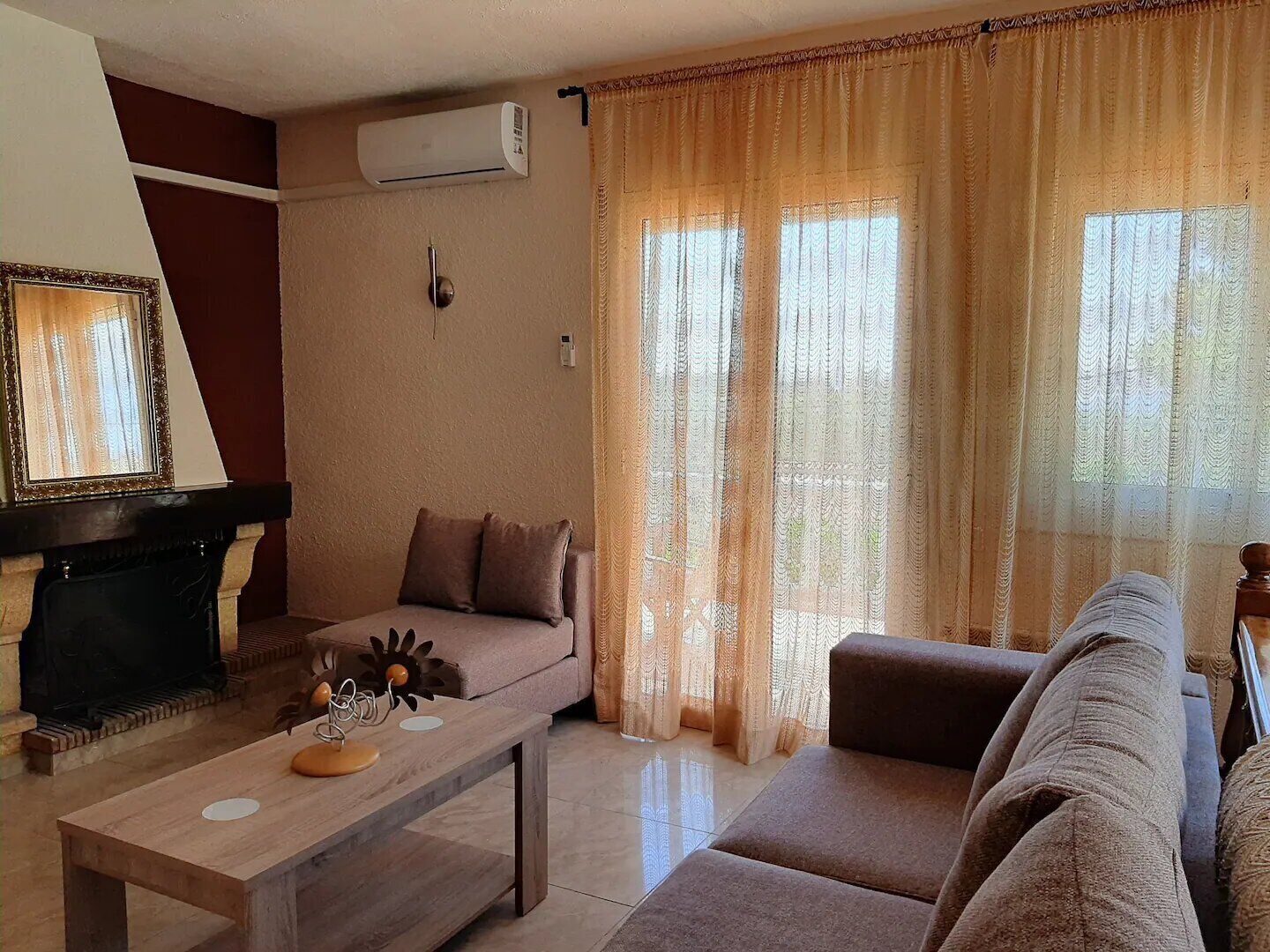 Una Smart TV, una chimenea, un reproductor estéreo