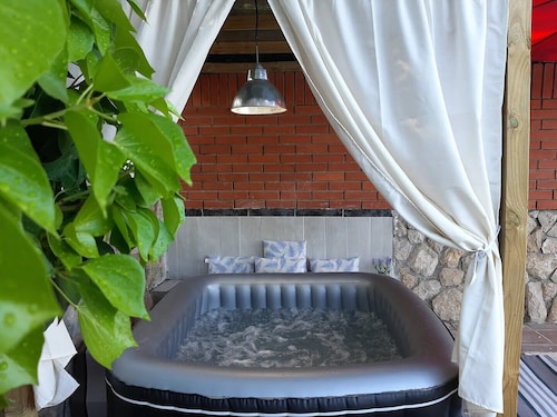 15 Autominuten von Sitges Villa Sitges Soledad entfernt. Klimaanlage XXL-Pool.