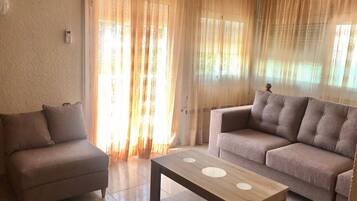 Una Smart TV, una chimenea, un reproductor estéreo