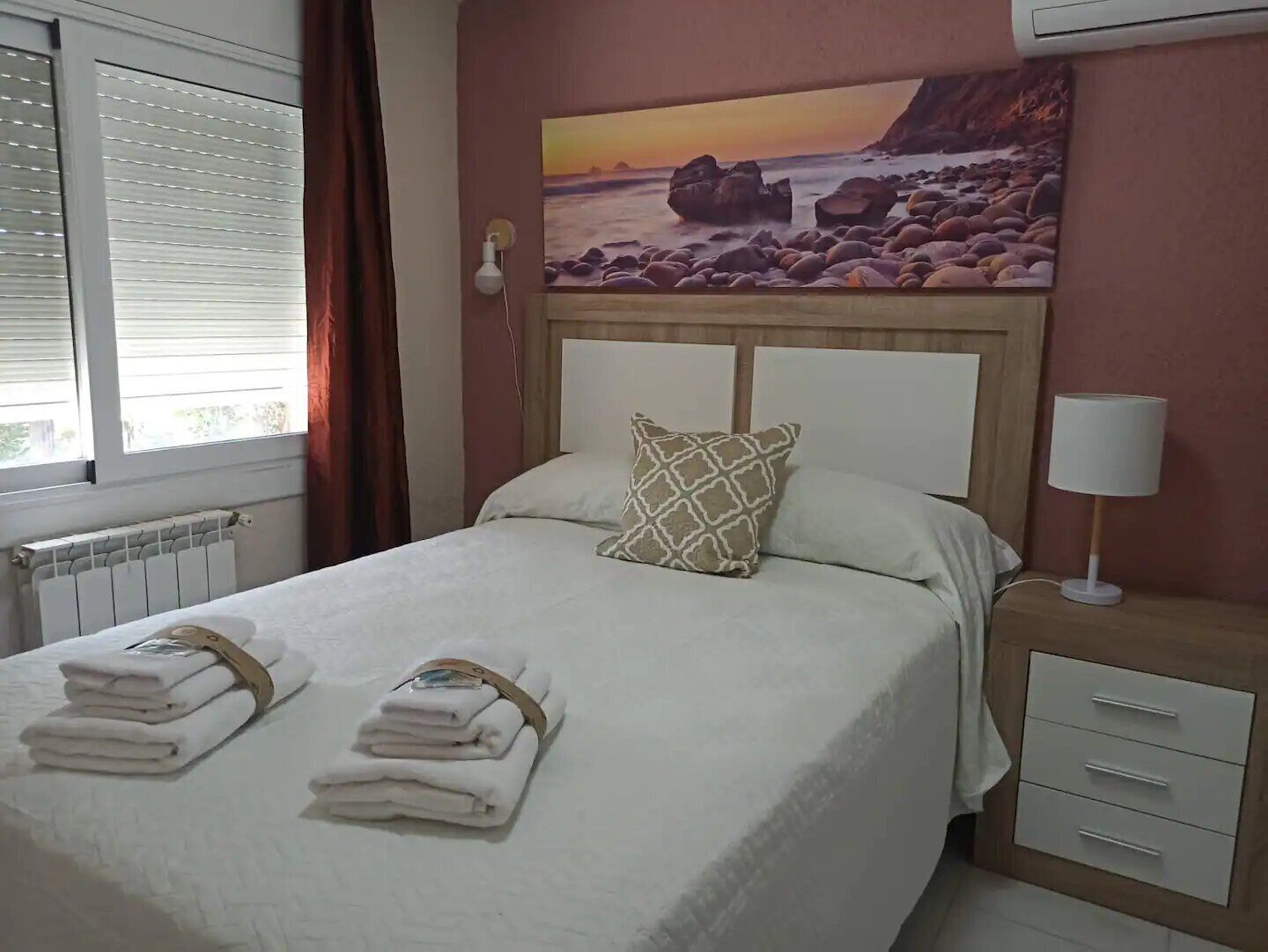 6 dormitorios, tabla de planchar con plancha, cuna de viaje