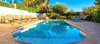 15 min. drive/ Sitges Villa Lluna   Pool XXL  A/C  16 people by Weekly Villas