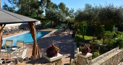 15 min. drive/ Sitges Villa Lluna Pool XXL A/C 16 people by Weekly Villas