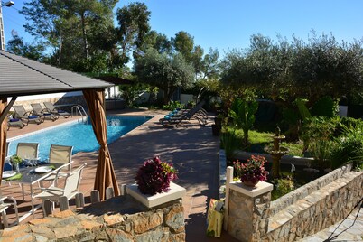 15 min. drive/ Sitges Villa Lluna   Pool XXL  A/C  16 people by Weekly Villas