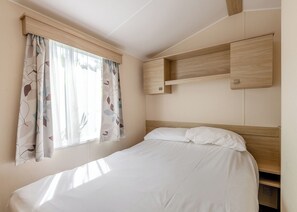 2 bedrooms, free WiFi - Comfortable 10ft wide caravan with one double and one twin. (Monkton, Nr Ramsgate)