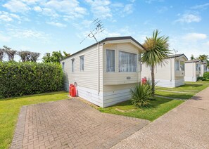 Exterior - Comfortable 10ft wide caravan with one double and one twin. (Monkton, Nr Ramsgate)