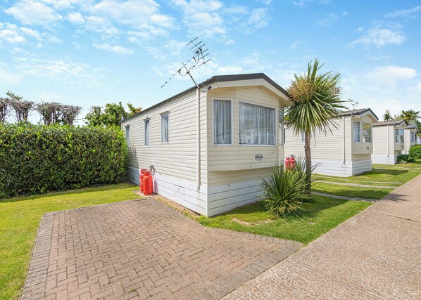 Exterior - Comfortable 10ft wide caravan with one double and one twin. (Monkton, Nr Ramsgate)