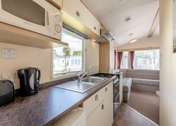 Oven - Comfortable 10ft wide caravan with one double and one twin. (Monkton, Nr Ramsgate)