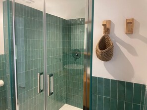 Shower, hair dryer, towels - AZUL PORTMÁN – DESIGNED FOR GROUP (Portmán)