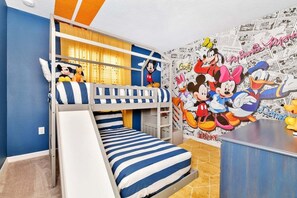5 bedrooms, travel crib, WiFi