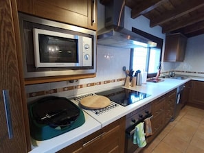Refrigerador, microondas, horno y parrilla de estufa 