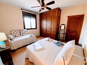 6 Schlafzimmer, Bügeleisen/Bügelbrett, Reisekinderbett, WLAN