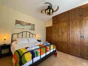 6 habitaciones, tabla de planchar con plancha, cuna de viaje y wifi 
