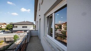 A balcony with a view of neighboring houses and a clear sky. - Vat 52 Sub 16 in Udine (Udine)