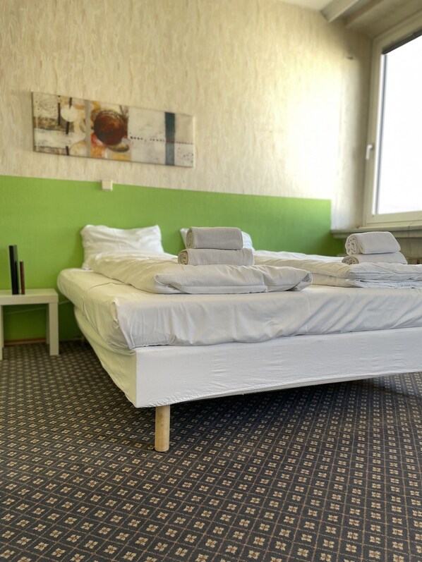 Desk, free WiFi, bed sheets - Hotel Tabor rooms (Vienna)