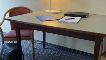 Schreibtisch, kostenloses WLAN, Bettwäsche