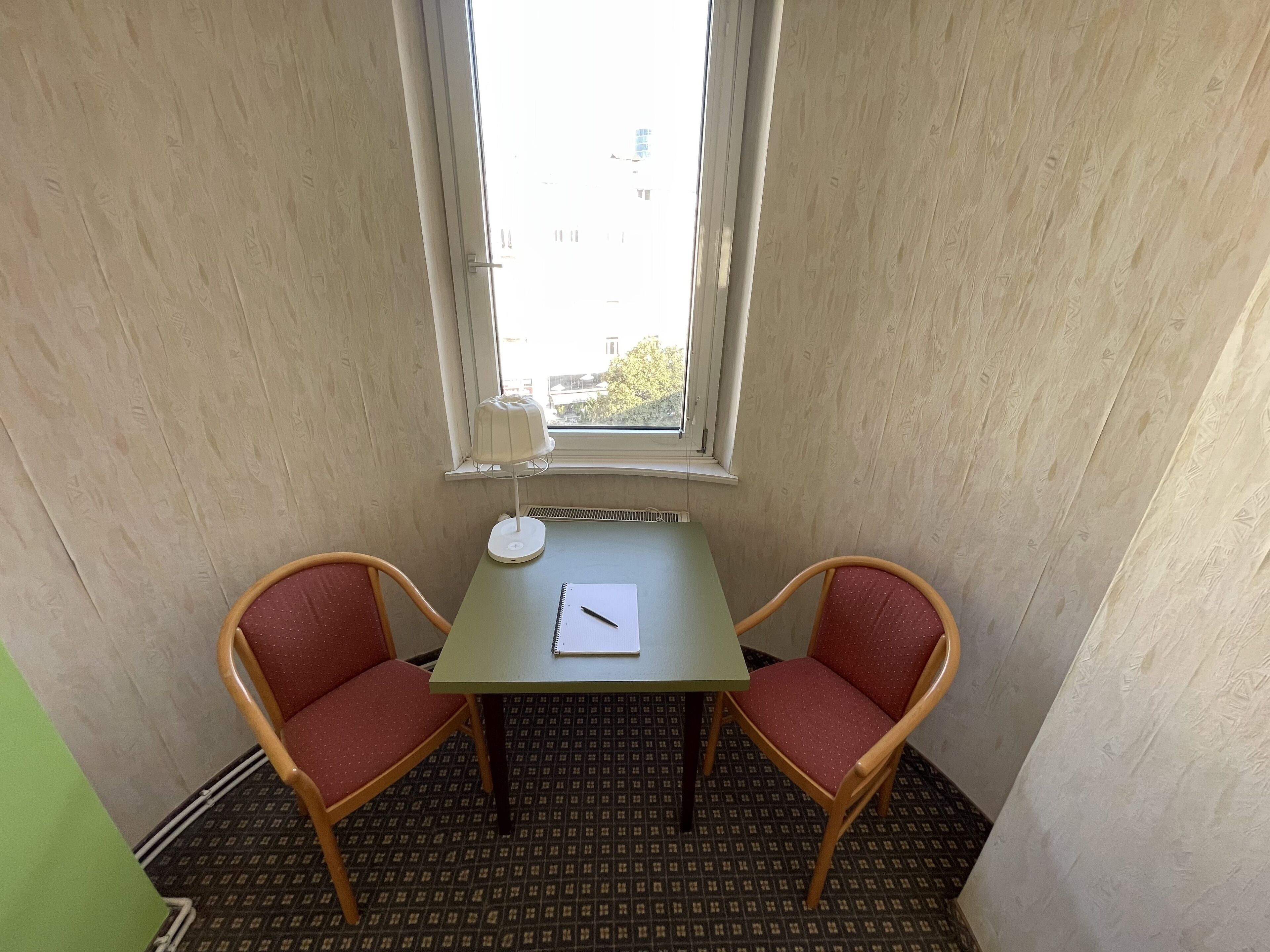 Basic-Doppel- oder -Zweibettzimmer | Schreibtisch, kostenloses WLAN, Bettwäsche