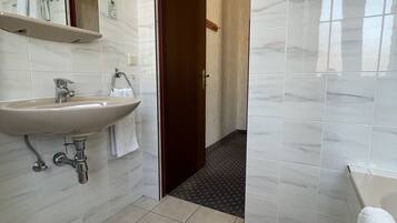 Haartrockner, Handtücher, Seife, Shampoo