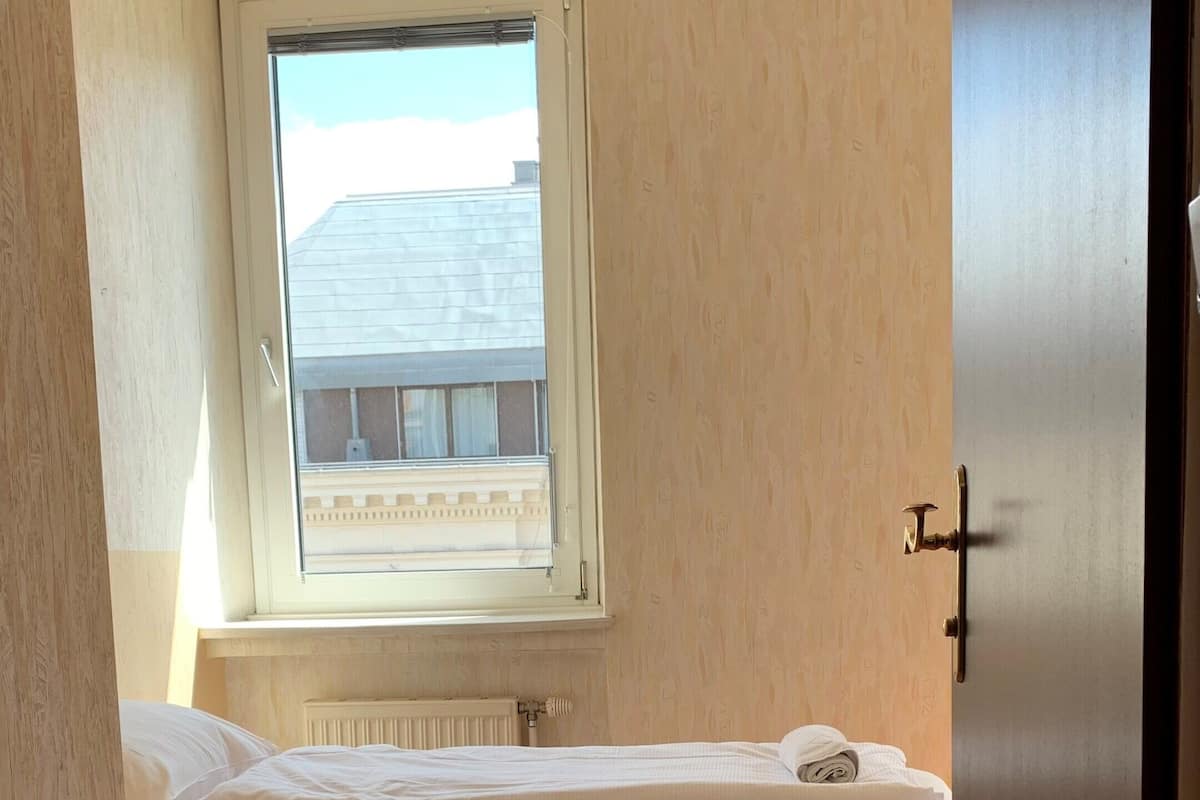 Basic Single Room | Desk, free WiFi, bed sheets