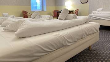 Basic-Vierbettzimmer | Schreibtisch, kostenloses WLAN, Bettwäsche