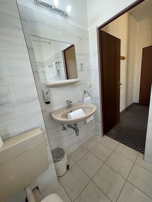 مجففات شعر، مناشف، صابون، شامبو