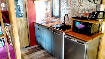 Romantic Bungalow | Private kitchen | Full-sized fridge, microwave, toaster, toaster oven
