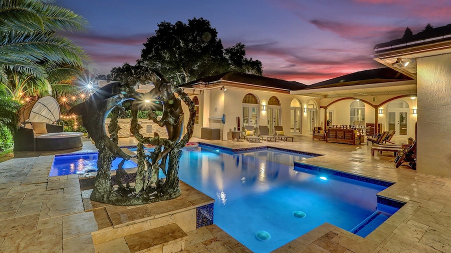 8-BR with Pool & Mini-golf & Soccer