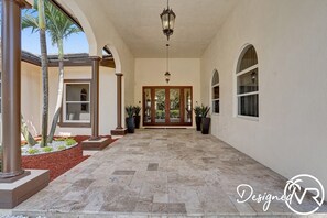Property entrance - 8-BR with Pool & Mini-golf & Soccer (Davie)